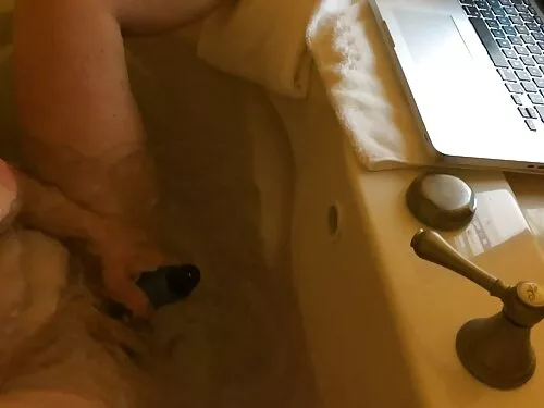 امرأة سمراء تمارس ال ...